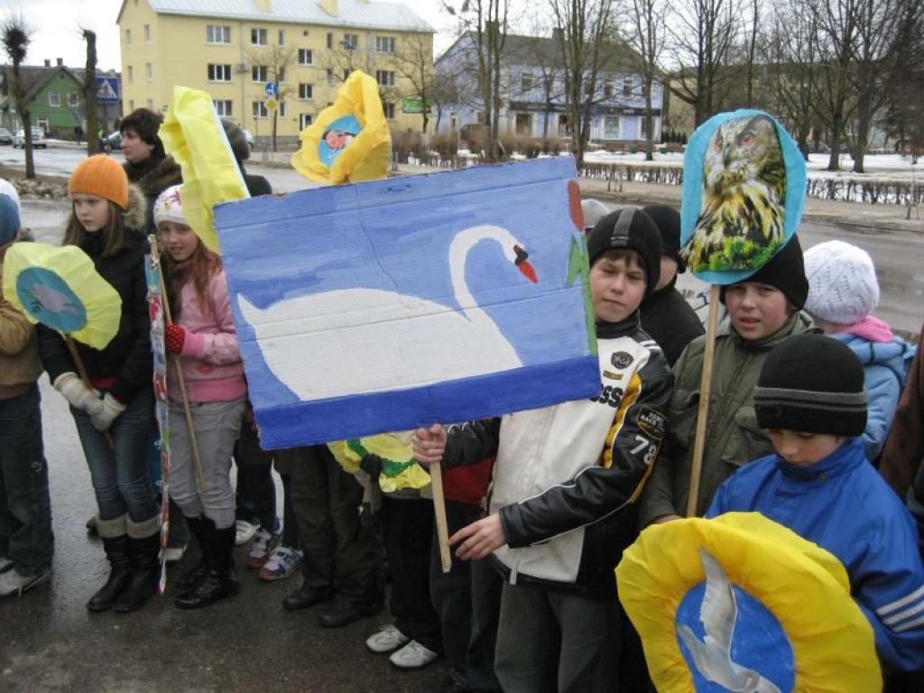 Gulbenes skolēni šodien, 1.aprīlī, devās tradicionālajā Putnu dienu gājienā pa pilsētas ielām.
Autors: Diāna Odumiņa