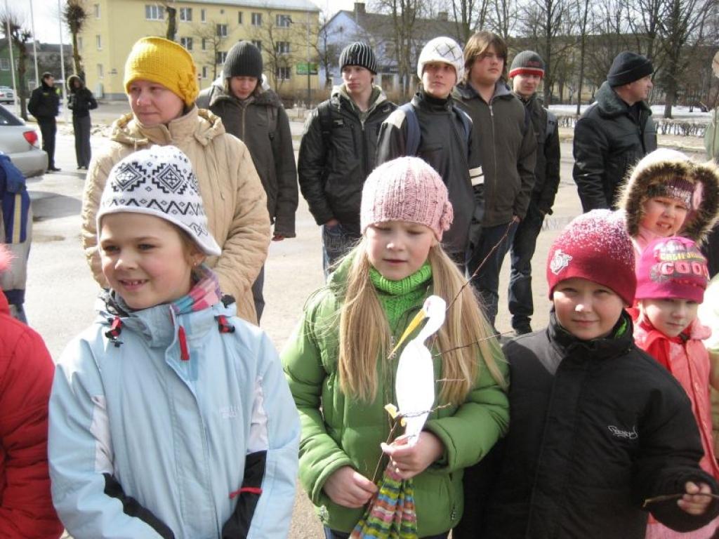 Gulbenes skolēni šodien, 1.aprīlī, devās tradicionālajā Putnu dienu gājienā pa pilsētas ielām.
Autors: Diāna Odumiņa