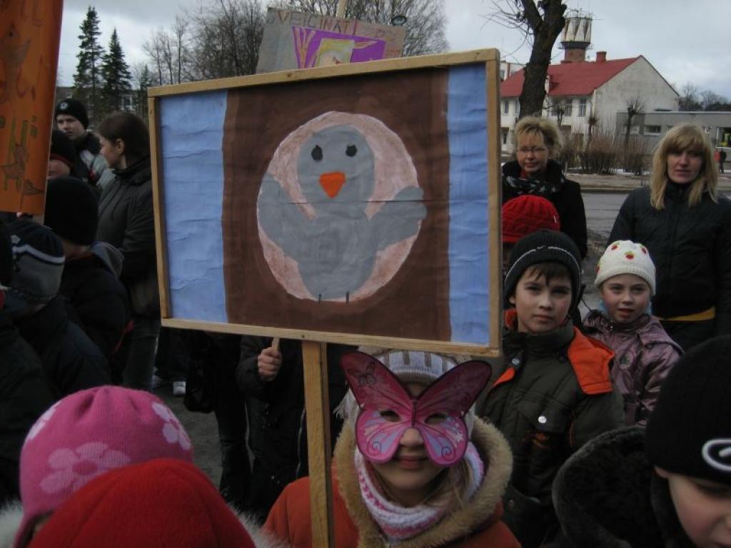 Gulbenes skolēni šodien, 1.aprīlī, devās tradicionālajā Putnu dienu gājienā pa pilsētas ielām.
Autors: Diāna Odumiņa