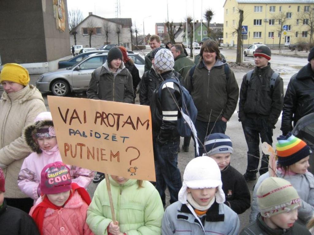 Gulbenes skolēni šodien, 1.aprīlī, devās tradicionālajā Putnu dienu gājienā pa pilsētas ielām.
Autors: Diāna Odumiņa