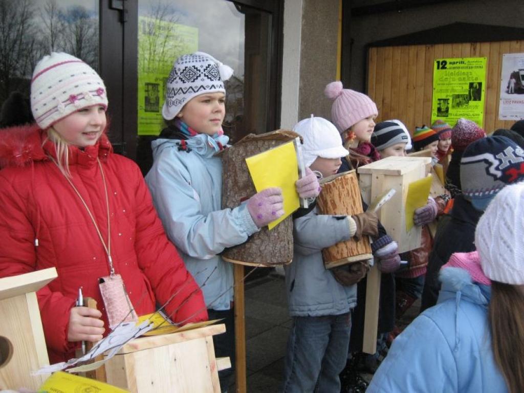 Gulbenes skolēni šodien, 1.aprīlī, devās tradicionālajā Putnu dienu gājienā pa pilsētas ielām.
Autors: Diāna Odumiņa