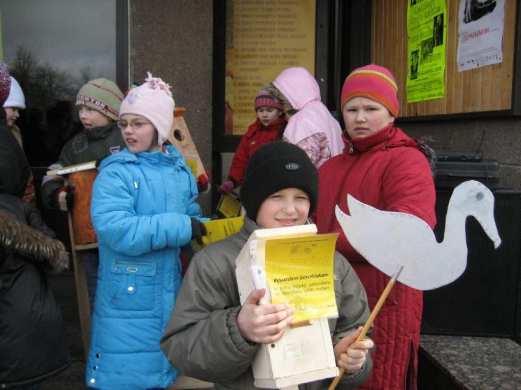 Gulbenes skolēni šodien, 1.aprīlī, devās tradicionālajā Putnu dienu gājienā pa pilsētas ielām.
Autors: Diāna Odumiņa
