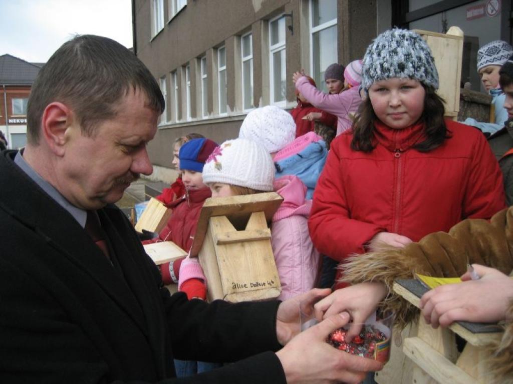 Gulbenes skolēni šodien, 1.aprīlī, devās tradicionālajā Putnu dienu gājienā pa pilsētas ielām.
Autors: Diāna Odumiņa