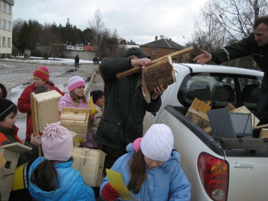 Gulbenes skolēni šodien, 1.aprīlī, devās tradicionālajā Putnu dienu gājienā pa pilsētas ielām.
Autors: Diāna Odumiņa