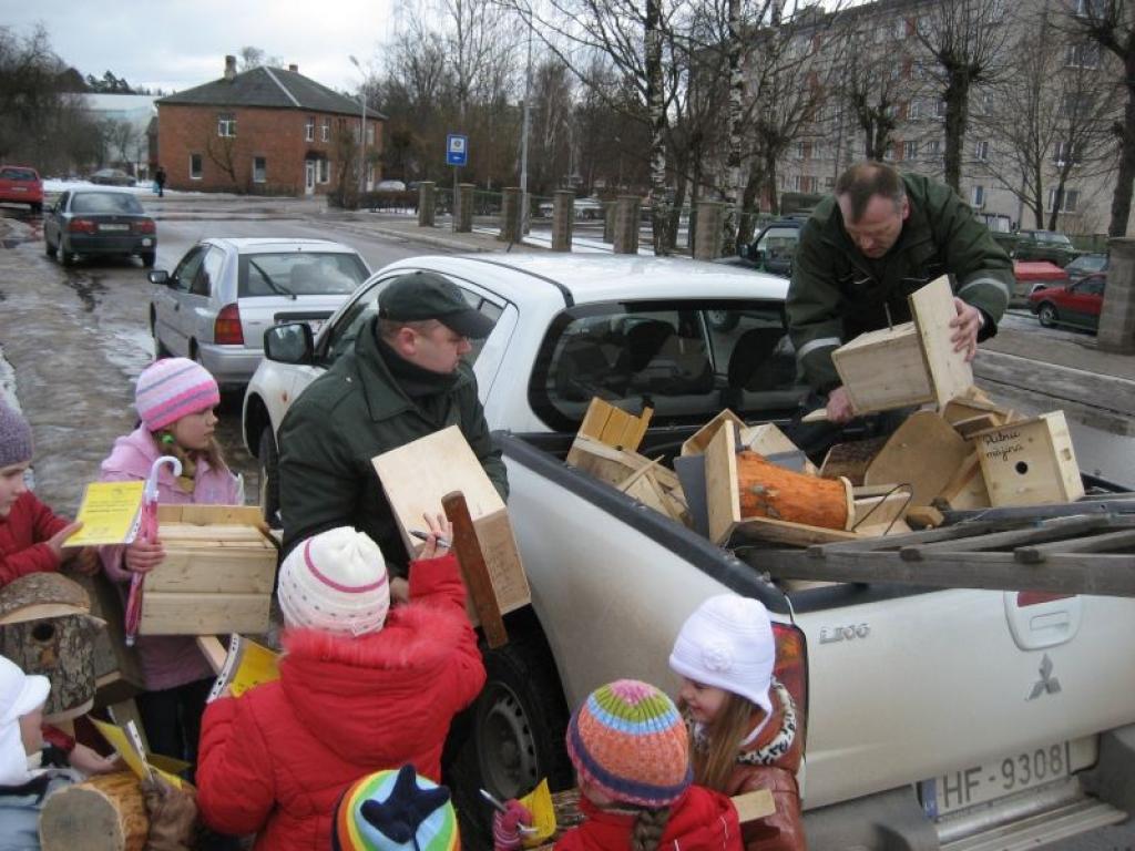 Gulbenes skolēni šodien, 1.aprīlī, devās tradicionālajā Putnu dienu gājienā pa pilsētas ielām.
Autors: Diāna Odumiņa