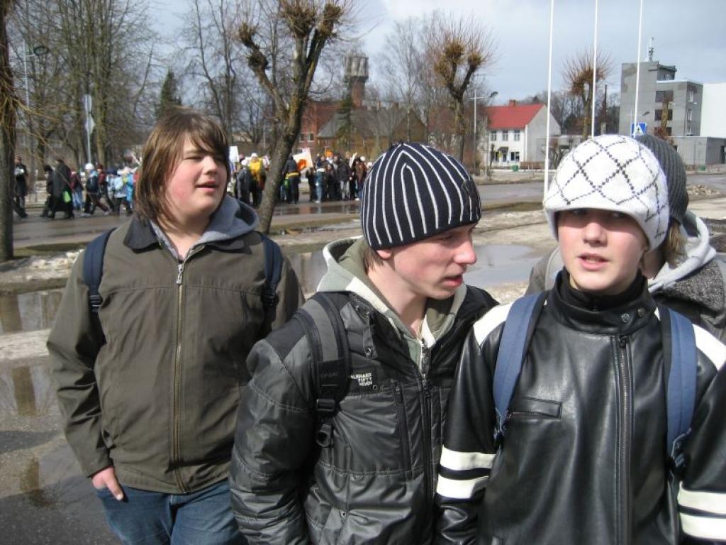 Gulbenes skolēni šodien, 1.aprīlī, devās tradicionālajā Putnu dienu gājienā pa pilsētas ielām.
Autors: Diāna Odumiņa