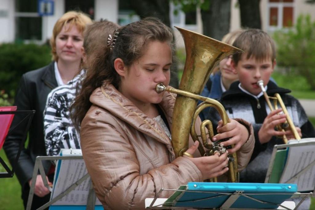 Gulbenes rajona padomes konsultants kultūras jautājumos un mūzikas skolas pūtēju orķestra diriģents Donāts Veikšāns stāsta, ka šādi modelēšanas svētki tika rīkoti gan Gulbenē, gan arī Talsos. 
Autors: Gatis Bogdanovs