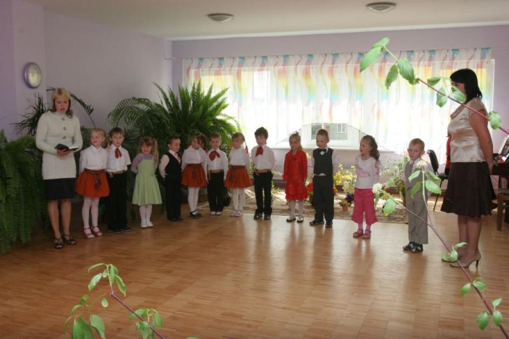 Pilsētas bērnudārzos šajās dienās svin Mātes dienu. Tāda tā bija šodien, 8.maijā,  Nākotnes ielas bērnudārzā "Auseklītis".