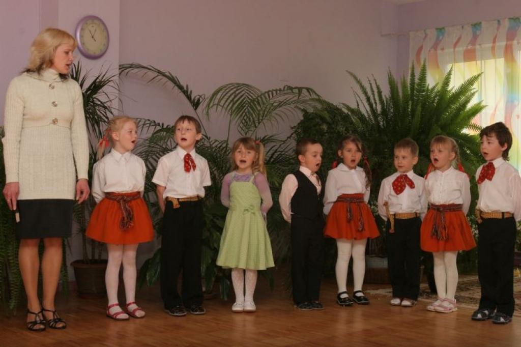 Pilsētas bērnudārzos šajās dienās svin Mātes dienu. Tāda tā bija šodien, 8.maijā,  Nākotnes ielas bērnudārzā "Auseklītis".