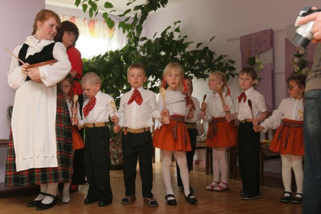 Pilsētas bērnudārzos šajās dienās svin Mātes dienu. Tāda tā bija šodien, 8.maijā,  Nākotnes ielas bērnudārzā "Auseklītis".