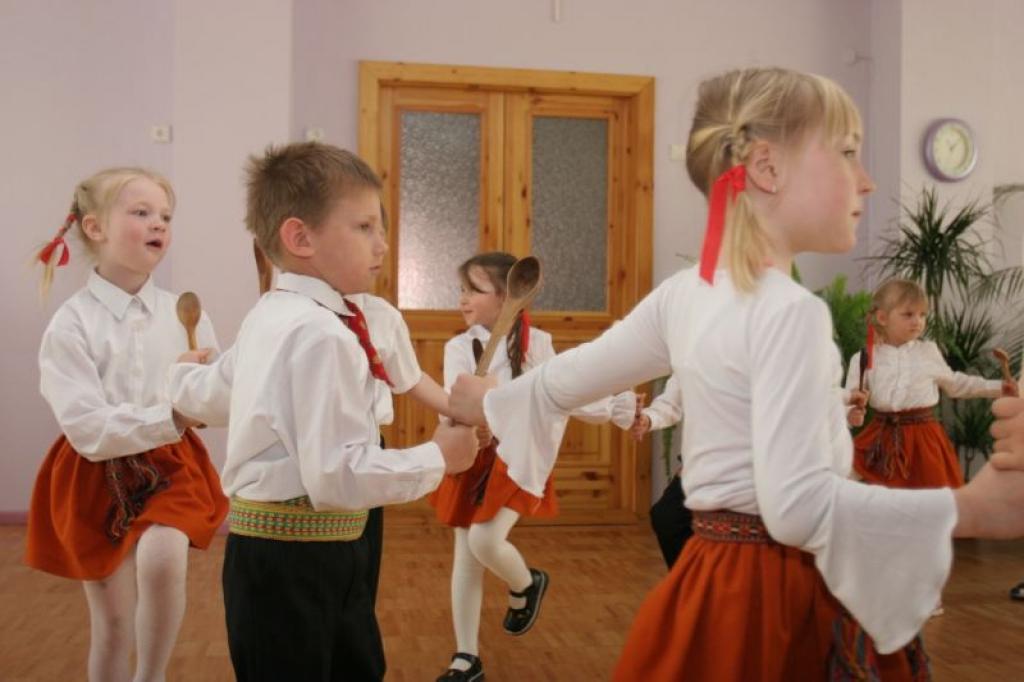 Pilsētas bērnudārzos šajās dienās svin Mātes dienu. Tāda tā bija šodien, 8.maijā,  Nākotnes ielas bērnudārzā "Auseklītis".