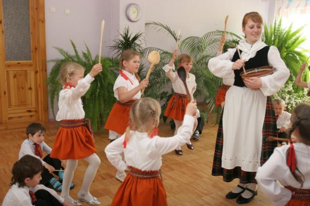 Pilsētas bērnudārzos šajās dienās svin Mātes dienu. Tāda tā bija šodien, 8.maijā,  Nākotnes ielas bērnudārzā "Auseklītis".