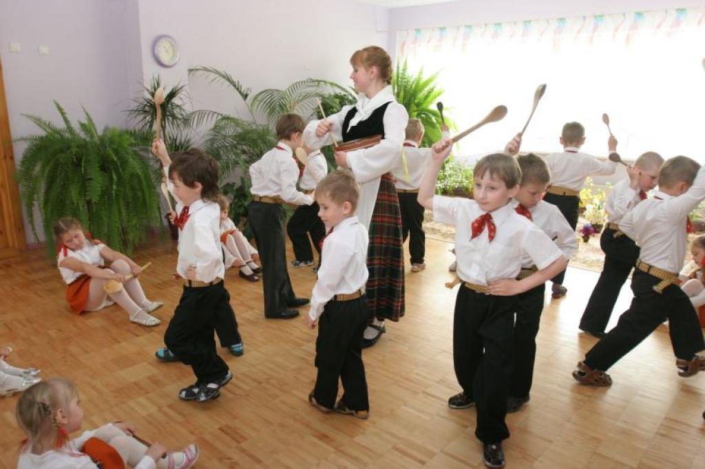 Pilsētas bērnudārzos šajās dienās svin Mātes dienu. Tāda tā bija šodien, 8.maijā,  Nākotnes ielas bērnudārzā "Auseklītis".