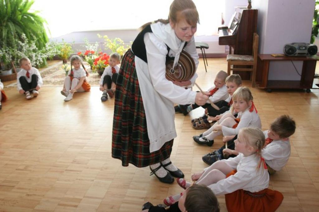 Pilsētas bērnudārzos šajās dienās svin Mātes dienu. Tāda tā bija šodien, 8.maijā,  Nākotnes ielas bērnudārzā "Auseklītis".