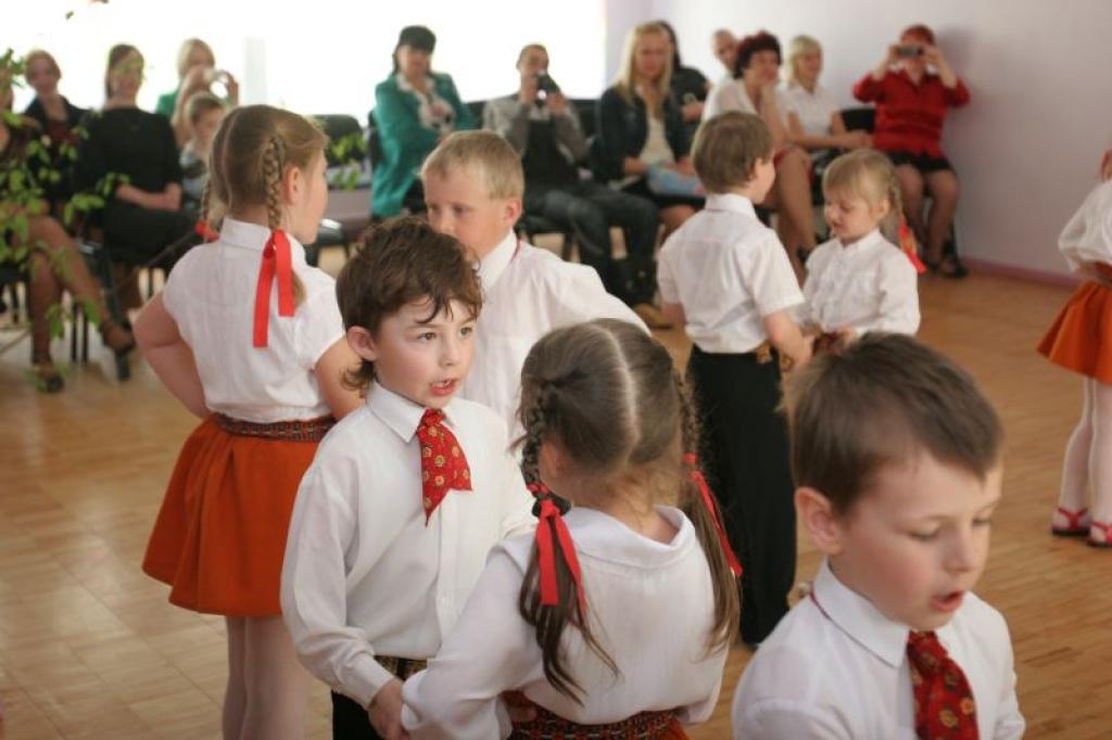 Pilsētas bērnudārzos šajās dienās svin Mātes dienu. Tāda tā bija šodien, 8.maijā,  Nākotnes ielas bērnudārzā "Auseklītis".
