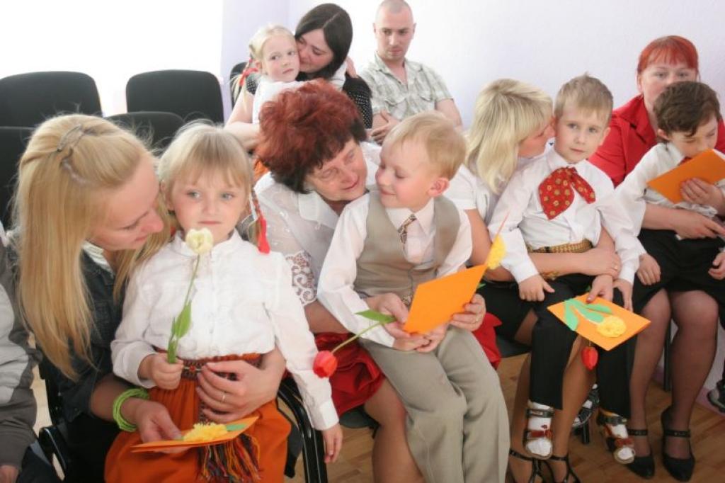 Pilsētas bērnudārzos šajās dienās svin Mātes dienu. Tāda tā bija šodien, 8.maijā,  Nākotnes ielas bērnudārzā "Auseklītis".