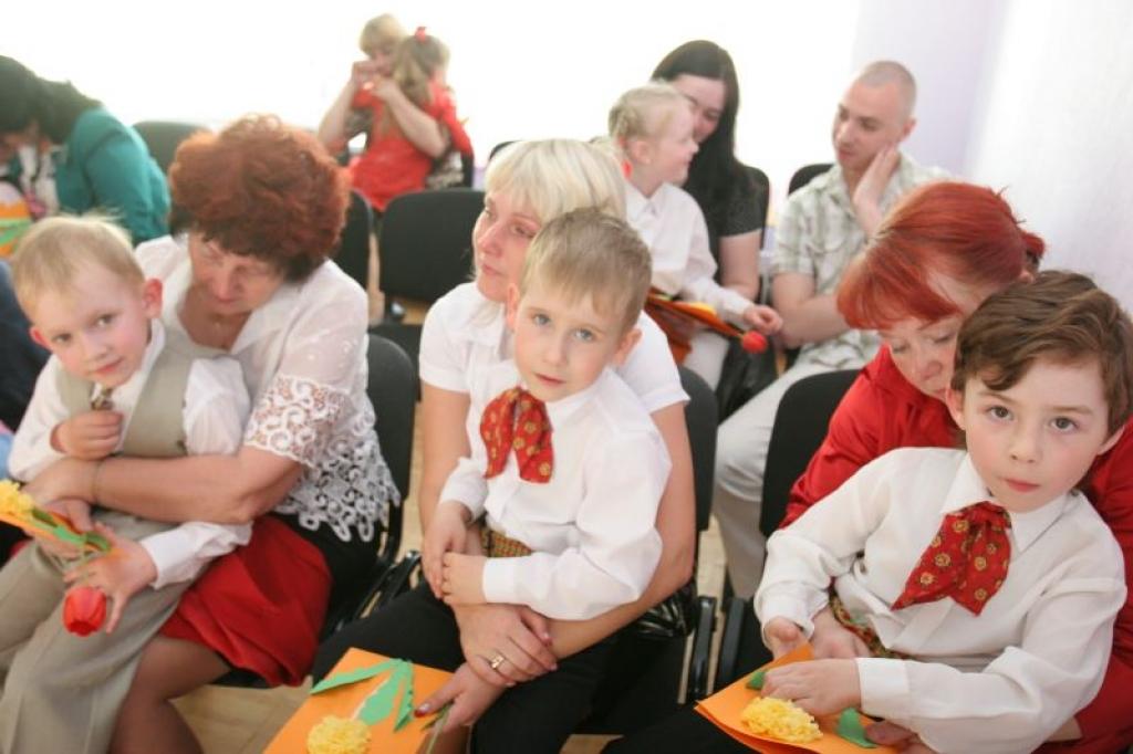 Pilsētas bērnudārzos šajās dienās svin Mātes dienu. Tāda tā bija šodien, 8.maijā,  Nākotnes ielas bērnudārzā "Auseklītis".