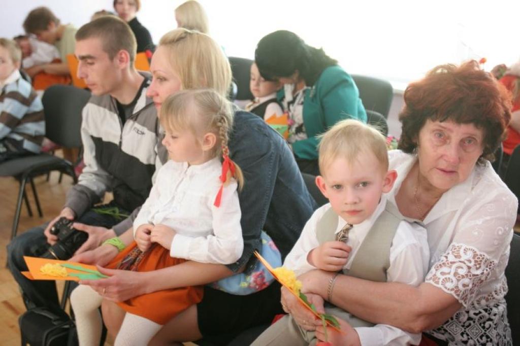 Pilsētas bērnudārzos šajās dienās svin Mātes dienu. Tāda tā bija šodien, 8.maijā,  Nākotnes ielas bērnudārzā "Auseklītis".