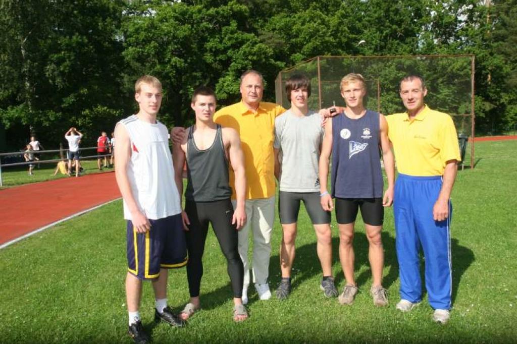 ar izcīnīto Latvijas čempionu titulu prieks gan pašiem sportistiem – Oskaram Vīksnam, Gintam Šķenderam, Elvim Kamšam un reinim Karolim, gan arī treneriem Voldemāram Mezītim un Normundam Aizpuram.
Autors: Evita Brokāne
