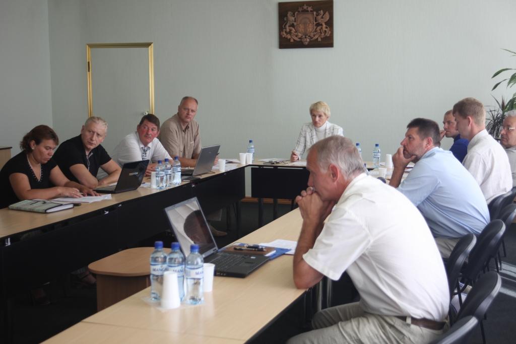 Gulbenes novada dome taupības nolūkā pašvaldības lēmumu projektus deputātiem izsūta tikai elektroniski un lieki papīru netērē. Tāpēc dažs deputāts līdzi nēsā portatīvo datoru un dokumentus lasa tur.
Autors: Gatis Bogdanovs