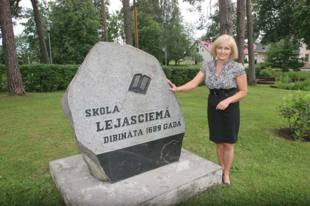Sestdien tiks svinēta ne tikai vidusskolas 55. pastāvēšanas gadadiena, bet arī 320. gadadiena, kopš Lejasciemā ir pastāvējušas skolas. Skolas direktore Ineta Stāvavena cer, ka šis kopā sanākšanas brīdis priecēs ikvienu.
Autors: Evita Brokāne