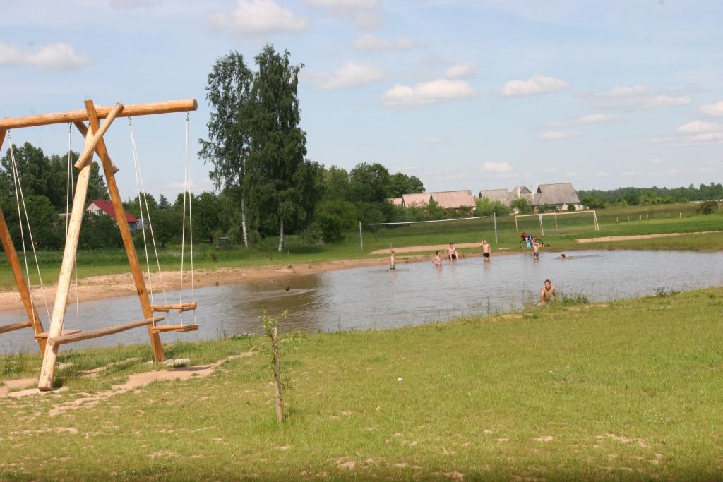 Daukstu pagasta Staros bērni karstajā laikā tveras peldvietā – dīķī, kas atrodas pašvaldības izveidotajā atpūtas zonā.
Autors: Evita Brokāne