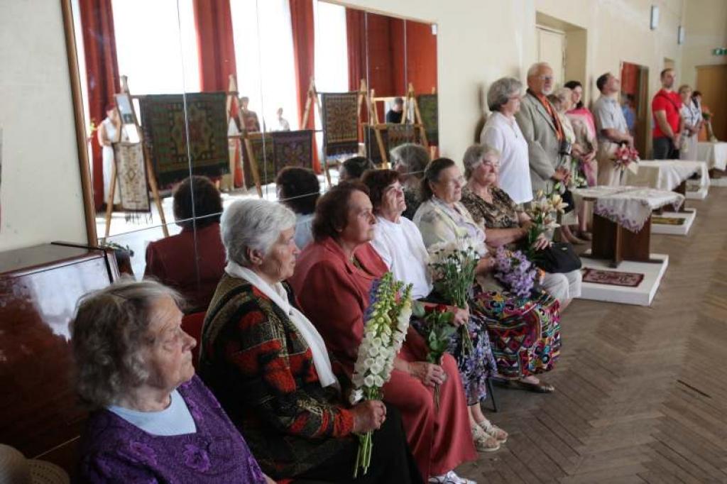 Gulbenes kultūras centrā pašlaik ir apskatāma rokdarbnieces Birutas Ansones izstāde,