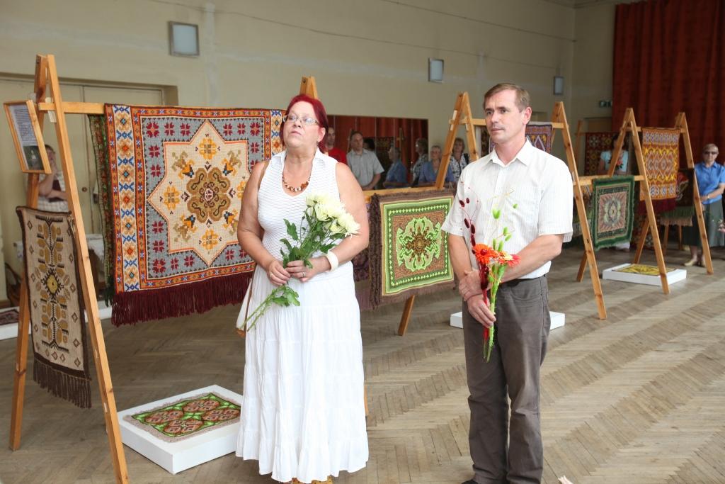 Gulbenes kultūras centrā pašlaik ir apskatāma rokdarbnieces Birutas Ansones izstāde,
