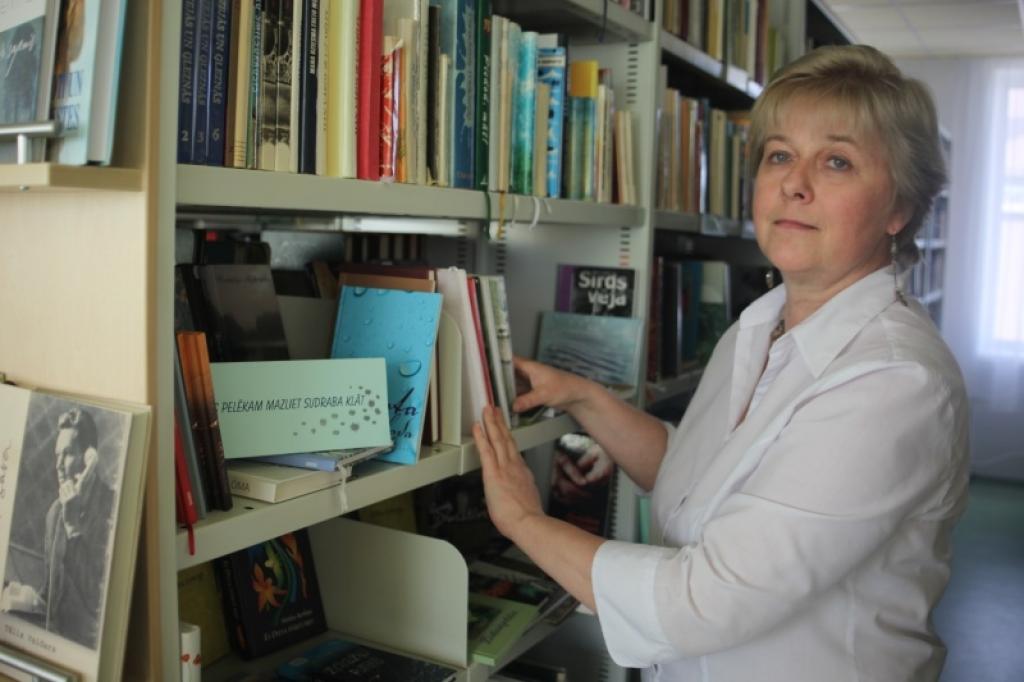 Bibliotēkas abonementa vadītāja Iveta Krūmiņa stāsta, ka Dzejas dienas sāksies 12.oktobrī, kad paredzēta tām veltītas tematiskās izstādes 