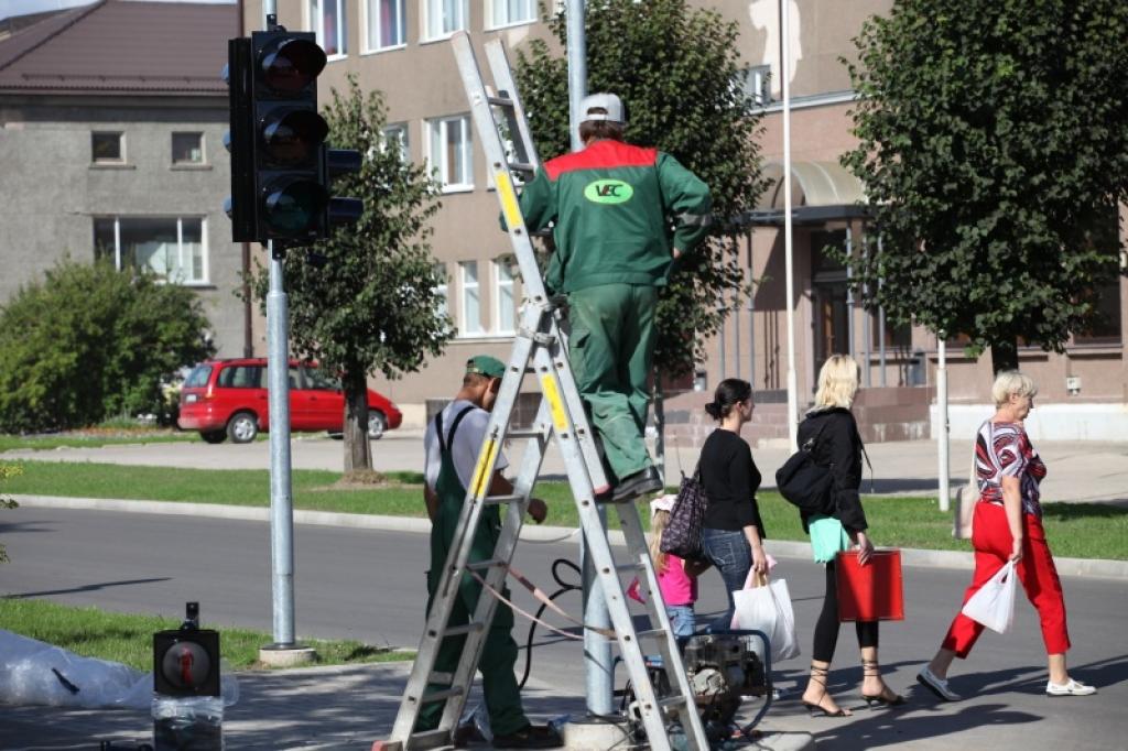 Iedzīvotāji jau pamanījuši, ka pilsētā pašlaik tiek uzstādīti luksofori.
Autors: Gatis Bogdanovs 
