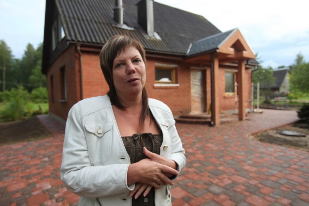 Irīnas Sazonovas lauku kosmētikas salonā Stāmerienā klientiem būs pieejama gan ārstnieciskā masāža, gan sakistumkopšana. Turp varēs nākt relaksēties, saņemt speciālistu palīdzību psihoterapijā, astroloģijā, veselīgā dzīvesveidā.
Autors: Gatis Bogdanovs 