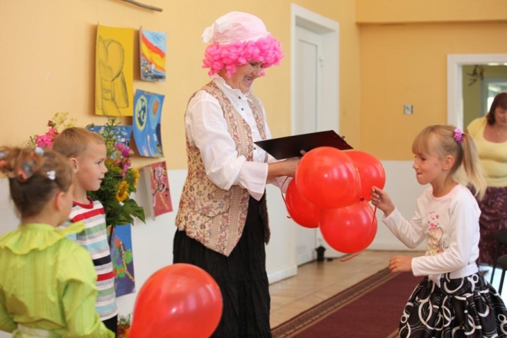 Daukstu pagasta skolēniem, kuri šogad uzsāks mācības Daukstu pamatskolas pirmajā klasē, piektdien, 21.augustā, notika pirmīšu portfelīšu svētki.
Autors: Inita Savicka