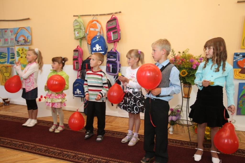 Daukstu pagasta skolēniem, kuri šogad uzsāks mācības Daukstu pamatskolas pirmajā klasē, piektdien, 21.augustā, notika pirmīšu portfelīšu svētki.
Autors: Inita Savicka