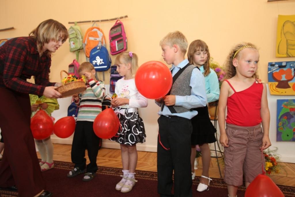 Daukstu pagasta skolēniem, kuri šogad uzsāks mācības Daukstu pamatskolas pirmajā klasē, piektdien, 21.augustā, notika pirmīšu portfelīšu svētki.
Autors: Inita Savicka