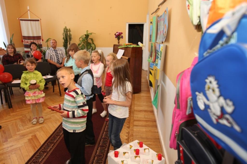 Daukstu pagasta skolēniem, kuri šogad uzsāks mācības Daukstu pamatskolas pirmajā klasē, piektdien, 21.augustā, notika pirmīšu portfelīšu svētki.
Autors: Inita Savicka