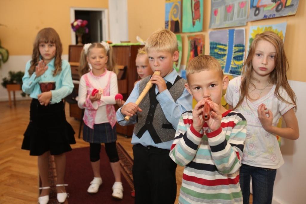 Daukstu pagasta skolēniem, kuri šogad uzsāks mācības Daukstu pamatskolas pirmajā klasē, piektdien, 21.augustā, notika pirmīšu portfelīšu svētki.
Autors: Inita Savicka
