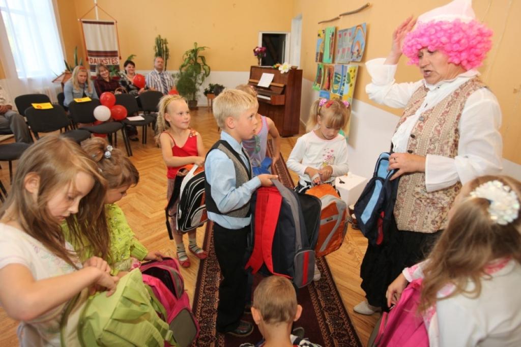 Daukstu pagasta skolēniem, kuri šogad uzsāks mācības Daukstu pamatskolas pirmajā klasē, piektdien, 21.augustā, notika pirmīšu portfelīšu svētki.
Autors: Inita Savicka
