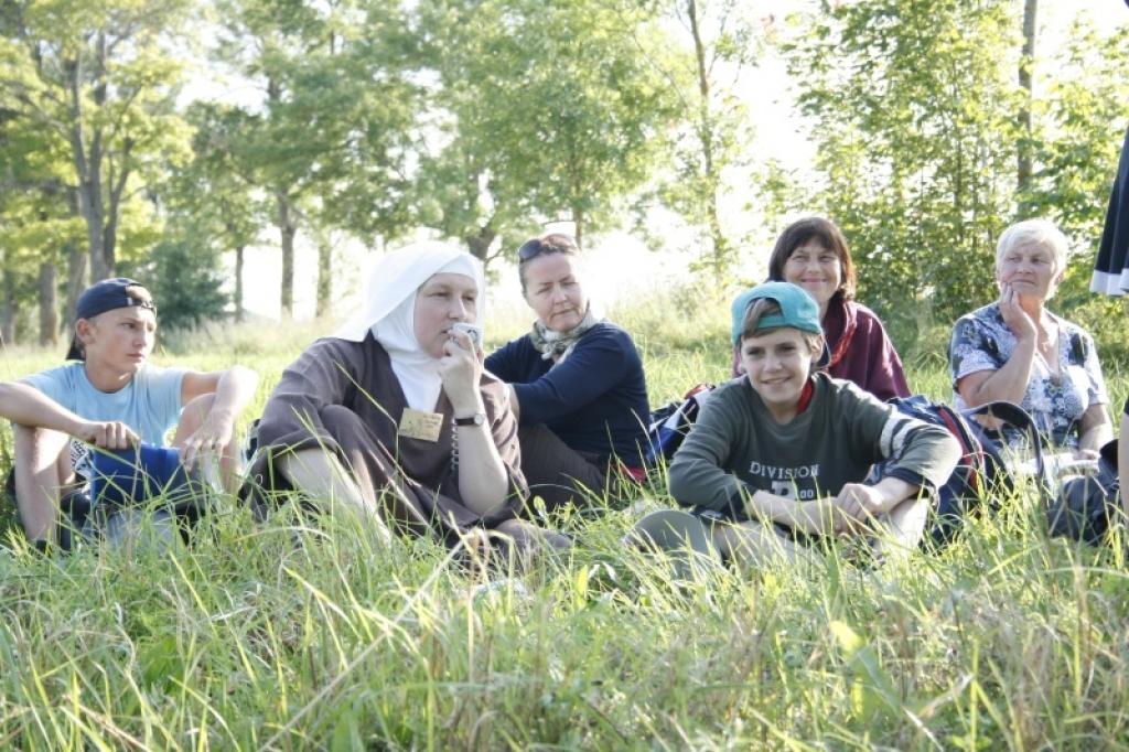 Šogad svētkos Aglonā piedalījās 60 000 cilvēku, kuriem medicīnisko palīdzību nodrošināja 100 mediķi. Tā tika sniegta 1000 cilvēkiem. Vislielāko attālumu – 1800 kilometrus - līdz Aglonai bija mērojusi 14 jauniešu grupa no Minhenes. Uz...