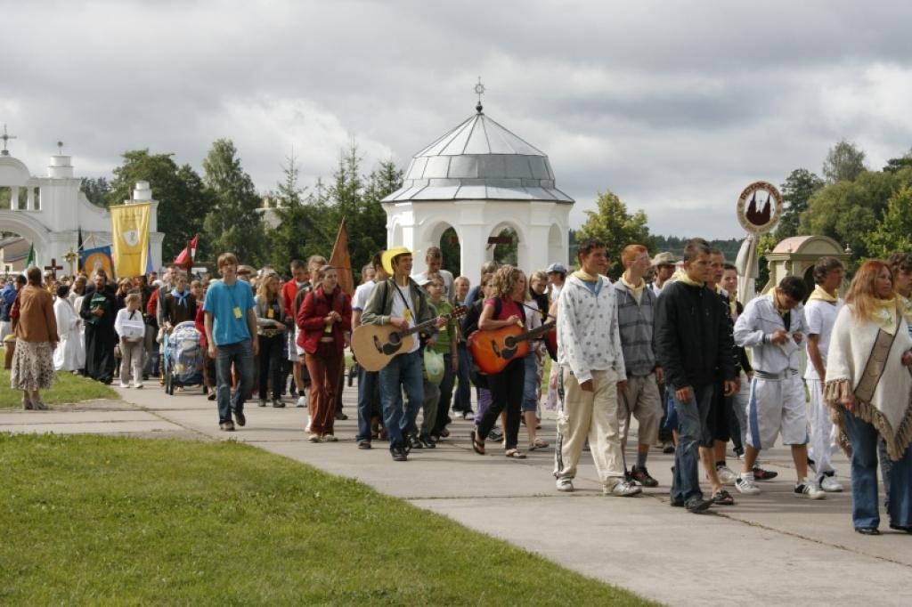 Šogad svētkos Aglonā piedalījās 60 000 cilvēku, kuriem medicīnisko palīdzību nodrošināja 100 mediķi. Tā tika sniegta 1000 cilvēkiem. Vislielāko attālumu – 1800 kilometrus - līdz Aglonai bija mērojusi 14 jauniešu grupa no Minhenes. Uz...
