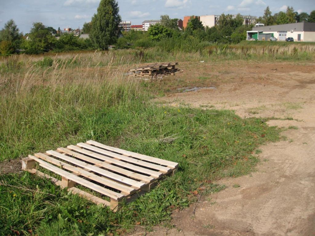 Vai kādam rūp, lai cilvēki neiekristu akā? Izrādās, jā. Gulbenietis Juris, ieraugot, ka akai kāds garnadzis visticamāk nozadzis tās vāku, nepalika vienaldzīgs. Vaļējai akai viņš kopā ar pilsētas pārvaldnieku uzlika koka plāksni. Pēc nedēļas akai tika uzlikts normāls vāks.
Autors: Inita Savicka