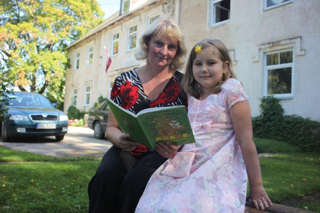 Pirmā skolas diena ir ļoti nozīmīga Siltāju pamatskolas 1.klases skolniecei Paulai Golubevai. Viņai kā apzinīgai skolniecei ir uztraukums par to, vai skolā visu mācēs, zinās un varēs izdarīt, kā vajag. Par to, lai pārvarētu šo neziņu un uztraukumu un lai Paulas zinību krātuvīte ar katru dienu kļūtu bagātākā, rūpēsies viņas klases audzinātāja Aivija Krūmiņa.
Autors: Gatis Bogdanovs