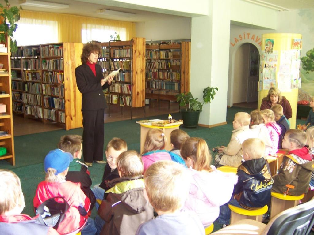 Gatavojoties Miķeļdienai, uz literāru bērnu rītu „Rudens mežā”, Gulbenes bērnu bibliotēkā tika aicināti Gulbenes pirmsskolas iestāžu audzēkņi. Lasot Mika Valdberga grāmatiņu „Sēņu laikā”, bērniem radās daudz jautājumu, uz kuriem mēģinājām...