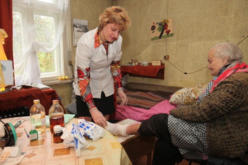 Gulbeniete Skaidra Egle Gulbenes slimnīcas medicīnas māsu Ievu Kaspari ar nepacietību gaida katru dienu jau piecus mēnešus. Ja nebūtu valsts apmaksātās medicīniskās mājas aprūpes, sirmajai kundzei vajadzētu ārstēties slimnīcā. 
Autors: Gatis Bogdanovs