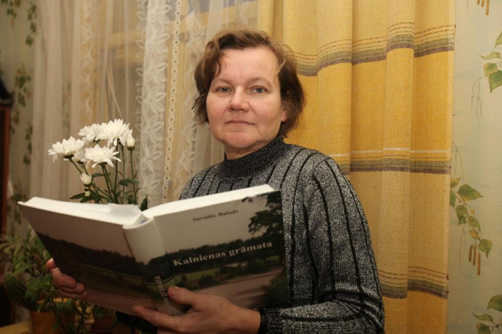  Pagājušā gada beigās klajā nāca viņas apjomīgā “Kalnienas grāmata”, par kuru kalnieniete Sarmīte Balode nupat saņēma godpilno Latvijas Universitātes profesores Annas Ābeles balvu. 
Autors: Gatis Bogdanovs