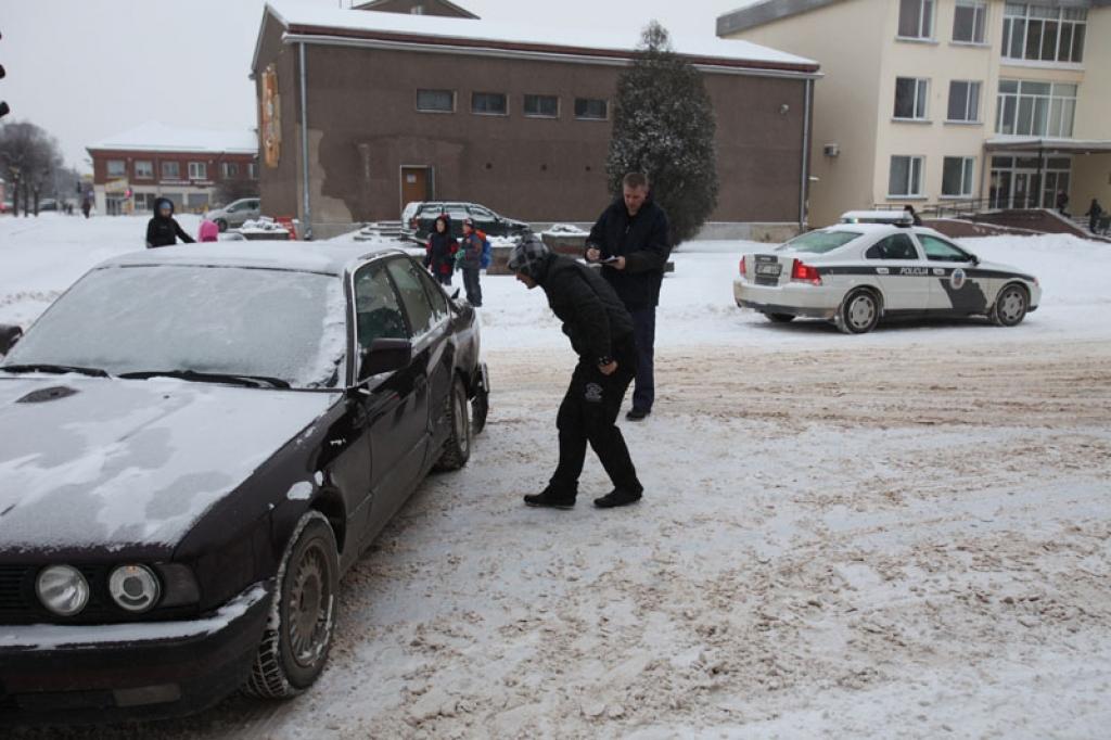 1.decembrī Oskara Kalpaka un Skolas ielu krustojumā 1982.gadā dzimusi sieviete ar automašīnu “Seat” iebrauca krustojumā pie aizliedzošā sarkanā gaismas signāla un sadūrās ar automašīnu “BMW”, kas šķērsoja Oskara Kalpaka ielu. Bojātas automašīnas.
Autors: Gatis Bogdanovs