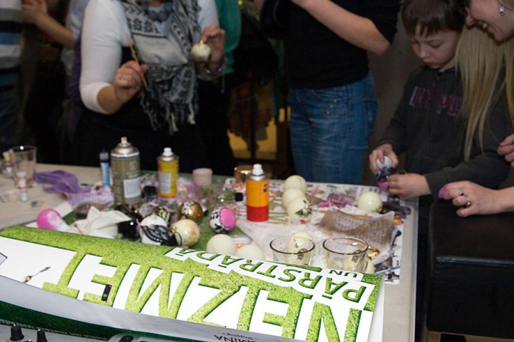 11.decembrī tika atklāts Ziemassvētku labdarības tirdziņš „Neizmet – pārstrādā un dāvini!”, kurā ir iespējams aplūkot un arī iegādāties interesantas un savdabīgas „zaļās” dāvanas, ko no dažādām otrreiz pārstrādātām mantām ir pagatavojuši...