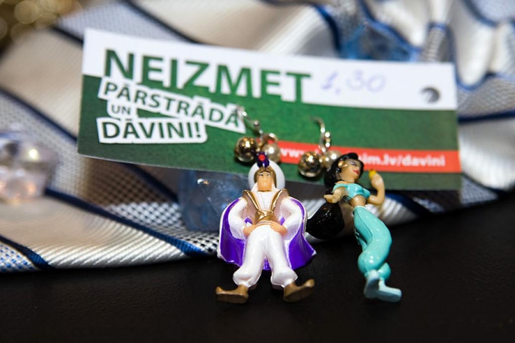 11.decembrī tika atklāts Ziemassvētku labdarības tirdziņš „Neizmet – pārstrādā un dāvini!”, kurā ir iespējams aplūkot un arī iegādāties interesantas un savdabīgas „zaļās” dāvanas, ko no dažādām otrreiz pārstrādātām mantām ir pagatavojuši...