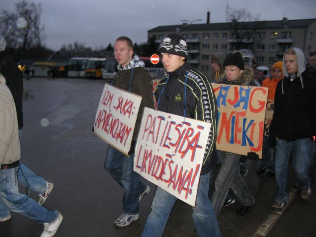Piketu izraisījusi Latvijā plānotā profesionālās izglītības iestāžu tīkla optimizācija. Smiltenes profesionālās vidusskolas (SPV) kolektīvs plašsaziņas līdzekļiem izsūtītā atklātā vēstulē pauž viedokli, ka optimizācija notiek slepenībā,...