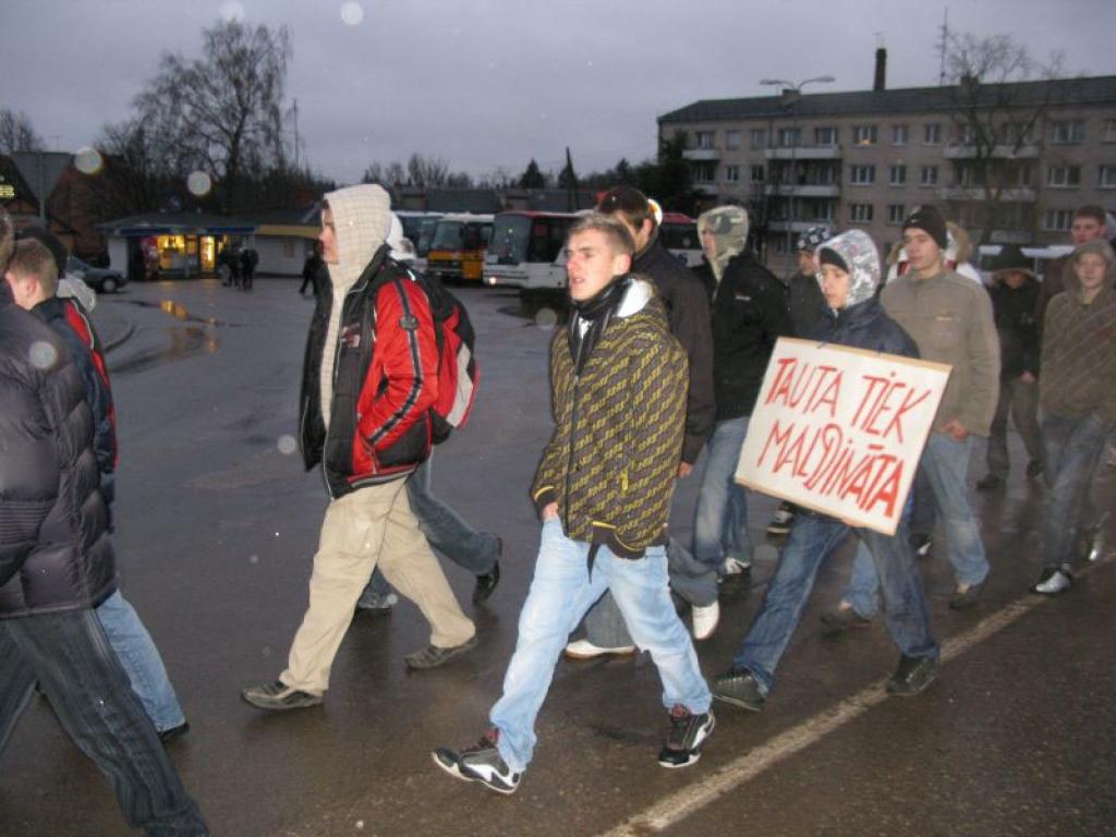 Piketu izraisījusi Latvijā plānotā profesionālās izglītības iestāžu tīkla optimizācija. Smiltenes profesionālās vidusskolas (SPV) kolektīvs plašsaziņas līdzekļiem izsūtītā atklātā vēstulē pauž viedokli, ka optimizācija notiek slepenībā,...