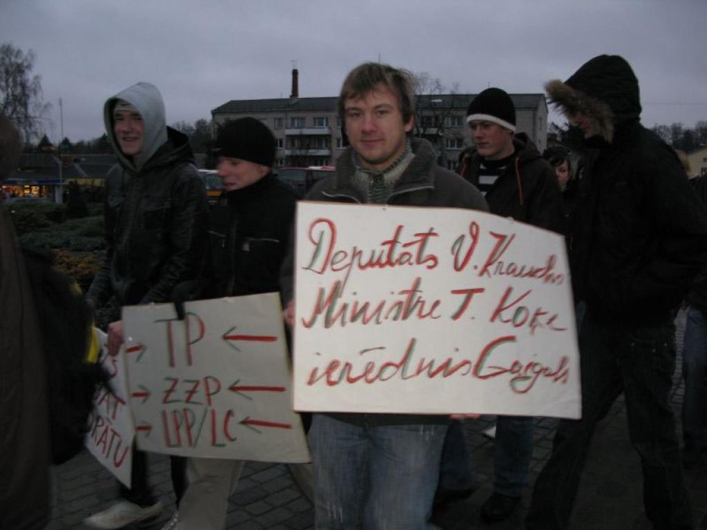 Piketu izraisījusi Latvijā plānotā profesionālās izglītības iestāžu tīkla optimizācija. Smiltenes profesionālās vidusskolas (SPV) kolektīvs plašsaziņas līdzekļiem izsūtītā atklātā vēstulē pauž viedokli, ka optimizācija notiek slepenībā,...